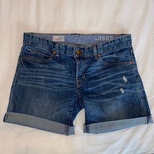Gap distressed boyfriend jean shorts size 26/2